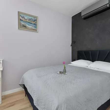 Family With 2 Bedrooms And Balcony Near The Port By Renters